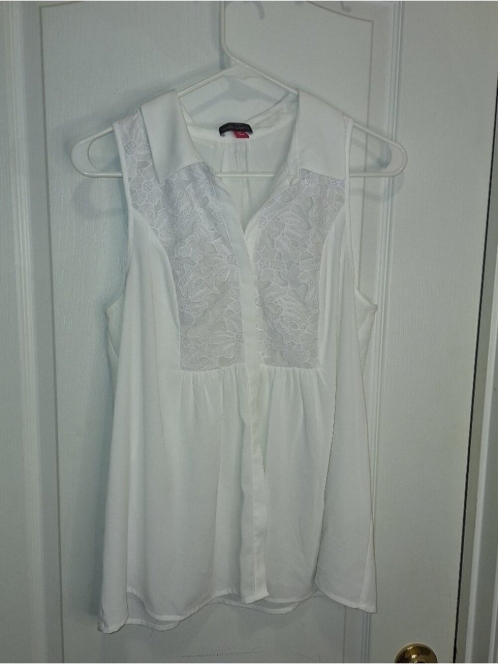 WHITE/ MEDIUM/ SLEEVELESS BLOUSE WITH LACE DESIGN
